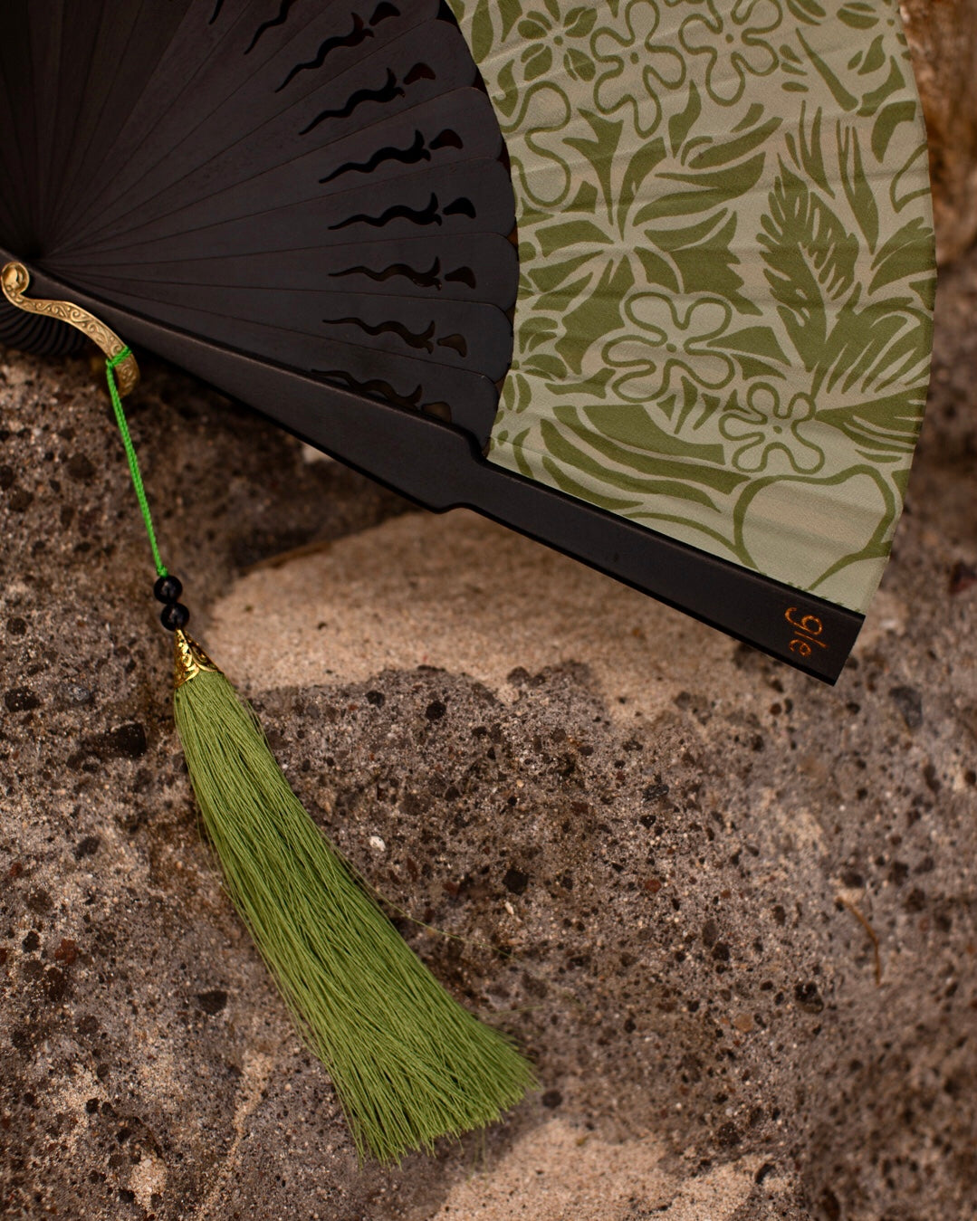 Handfan Mahogany with Handprinted Silk